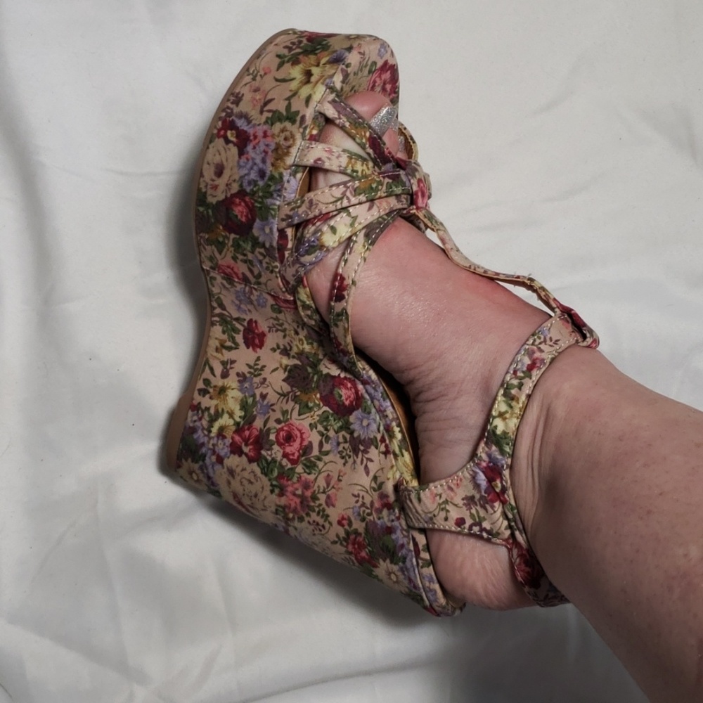 Shoes - Picture 5 of 8
